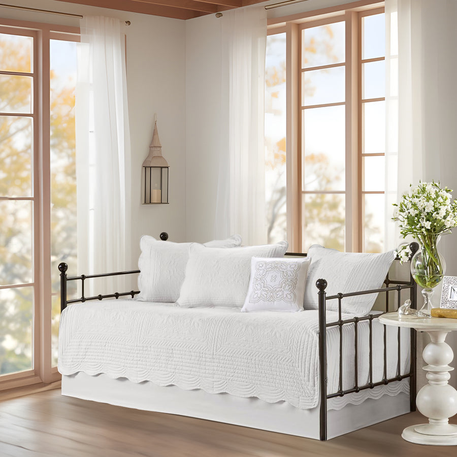white-daybed
